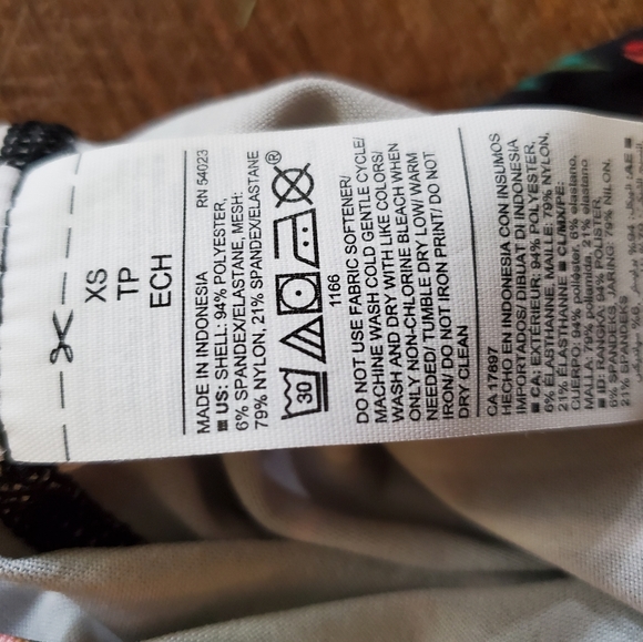 Old Navy Active Racerback Tank Tropical - Picture 5 of 5